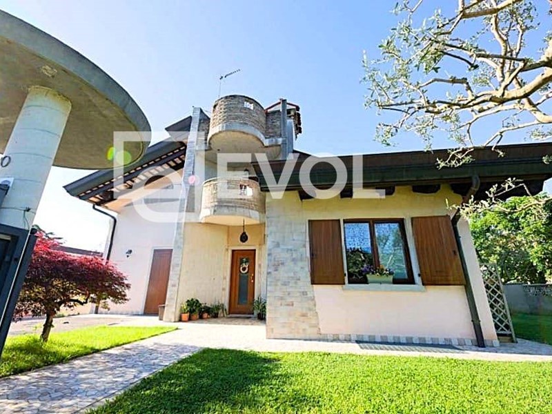 Villa in Vendita a Udine, 495'000€, 360 m²