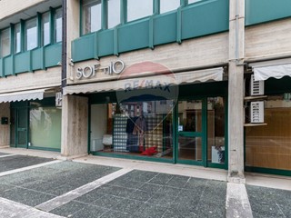 Negozio in Vendita a Jesi, 180'000€, 200 m²
