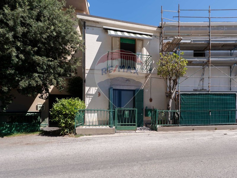 Casa Indipendente in Vendita a Recanati, 180'000&euro;, 210 m²