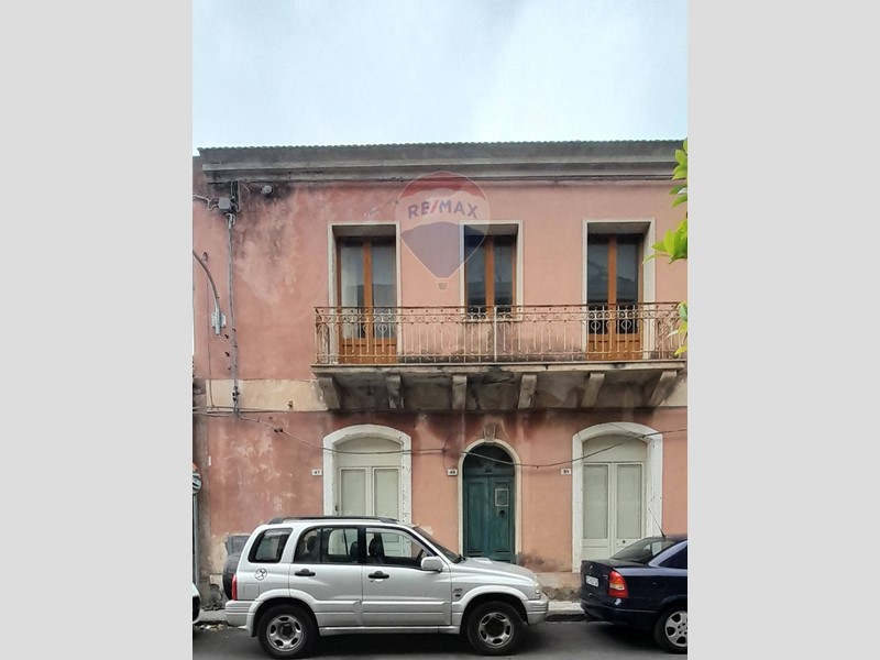 Casa Indipendente in Vendita a Fiumefreddo di Sicilia, 37'000&euro;, 137 m²