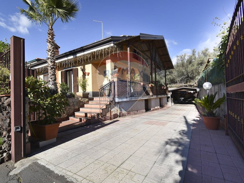 Villa in Vendita a Pedara, 239'000€, 150 m²