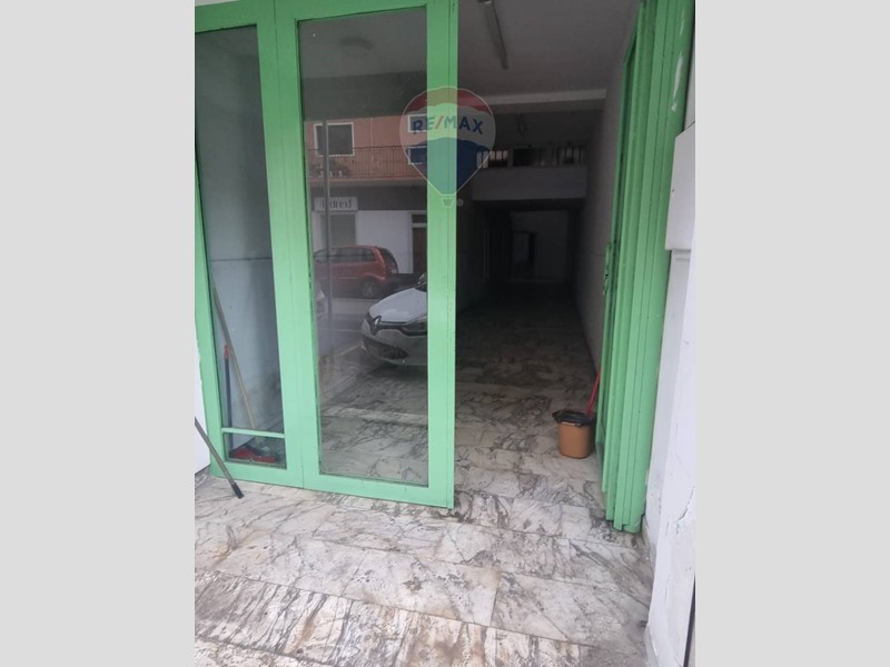 Negozio in Vendita a Paternò, 70'000€, 100 m²