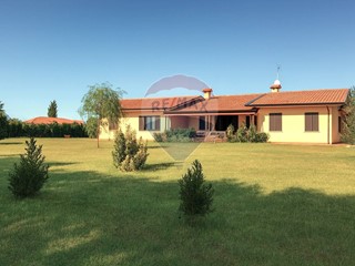 Villa in Vendita a Latina, 640'000&euro;, 250 m²