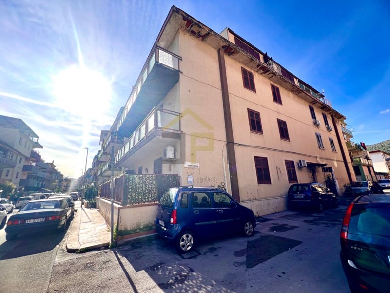 Appartamento in Vendita a Palermo, 95'000€, 144 m²