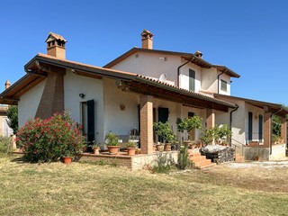 Villa in Vendita a Marsciano, 340'000&euro;, 250 m²