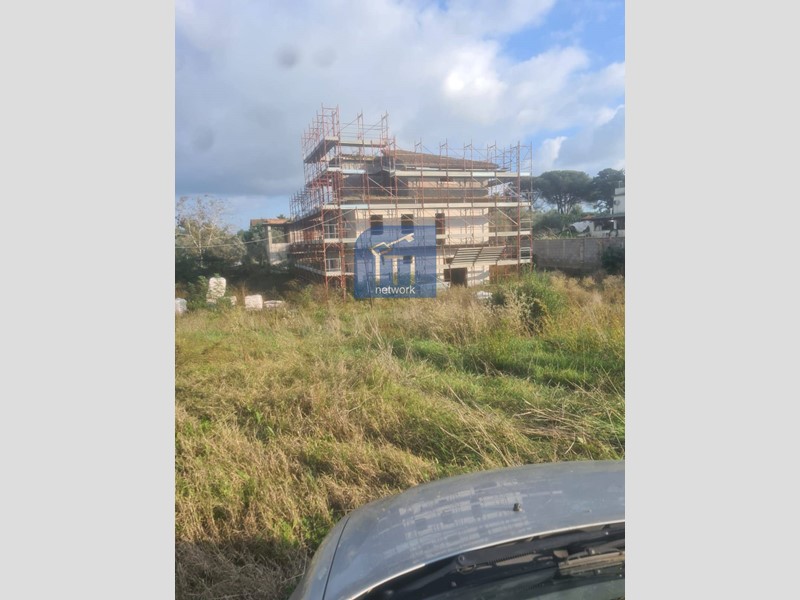Villa in Vendita a Aprilia, 193'000&euro;, 400 m²