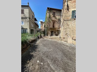 Casa Indipendente in Vendita a Montecassiano, 105'000&euro;, 196 m²