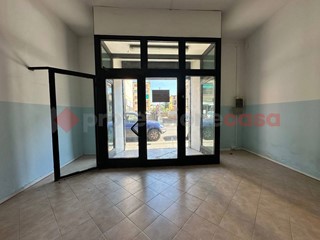 Negozio in Affitto a Arezzo, 650€, 92 m²