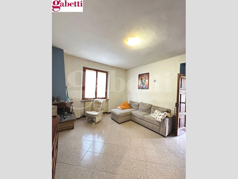 Appartamento in Vendita a Gaiole in Chianti, 165'000€, 107 m², con Box