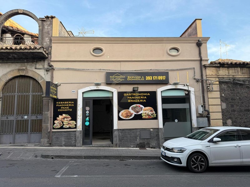 Immobile commerciale in Vendita a Belpasso, zona Borrello, 120'000€, 100 m²