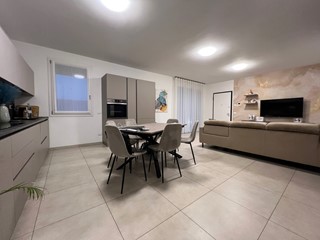 Villetta a schiera in Vendita a Reggio Emilia, zona San Maurizio, 395'000€, 160 m², con Box