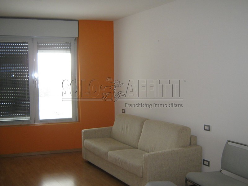Bilocale in Affitto a Desio, zona Stazione, 650€, 56 m², arredato, con Box