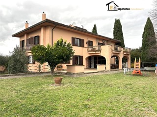 Villa in Vendita a Calvi dell'Umbria, 530'000€, 675 m²