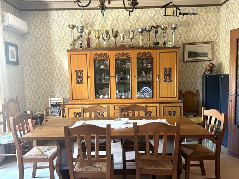 Villa in Vendita a Montopoli di Sabina, 210'000€, 360 m²