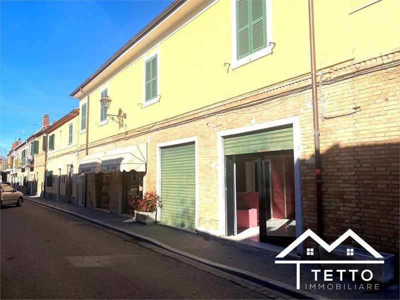 Negozio in Affitto a Forano, 350&euro;, 42 m²