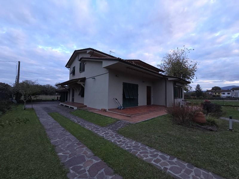 Villa in Vendita a Capannori, zona Lunata, 620'000&euro;, 280 m², arredato, con Box