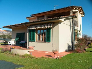 Villa in Vendita a Capannori, zona Lunata, 620'000&euro;, 280 m², arredato, con Box