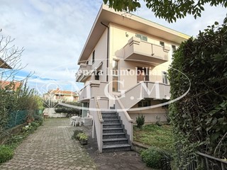 Villa bifamiliare in Vendita a Castelfranco di Sotto, 300'000&euro;, 180 m², con Box