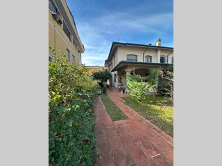 Villa bifamiliare in Vendita a Viareggio, 419'000&euro;, 160 m²