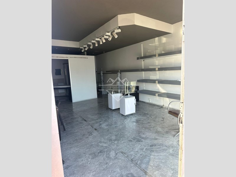 Immobile commerciale in Vendita a Carrara, zona Marina di Carrara, 240'000&euro;, 100 m²