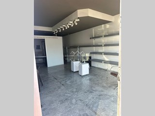 Immobile commerciale in Vendita a Carrara, zona Marina di Carrara, 240'000&euro;, 100 m²