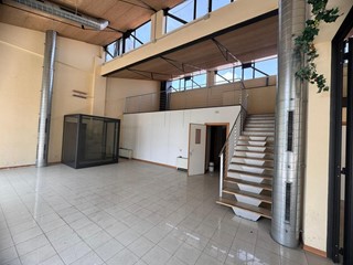 Immobile commerciale in Vendita a Siena, 350'000&euro;, 260 m²