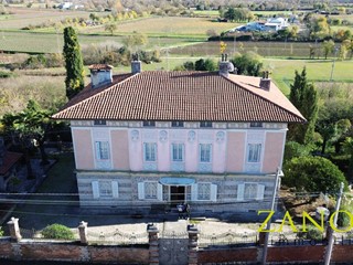 Villa in Vendita a Gorizia, 750'000€, 585 m²