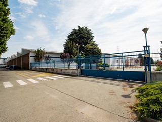Capannone in Vendita a Rivoli, 8200 m²