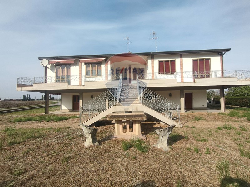 Villa in Vendita a Tresignana, 205'000&euro;, 300 m²
