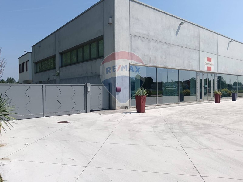 Immobile commerciale in Affitto a Copparo, 2'000€, 520 m²