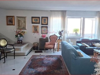 Appartamento in Vendita a Carrara, 690'000&euro;, 190 m²