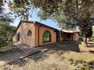 Villa in Vendita a Cecina, 800'000&euro;, 381 m²