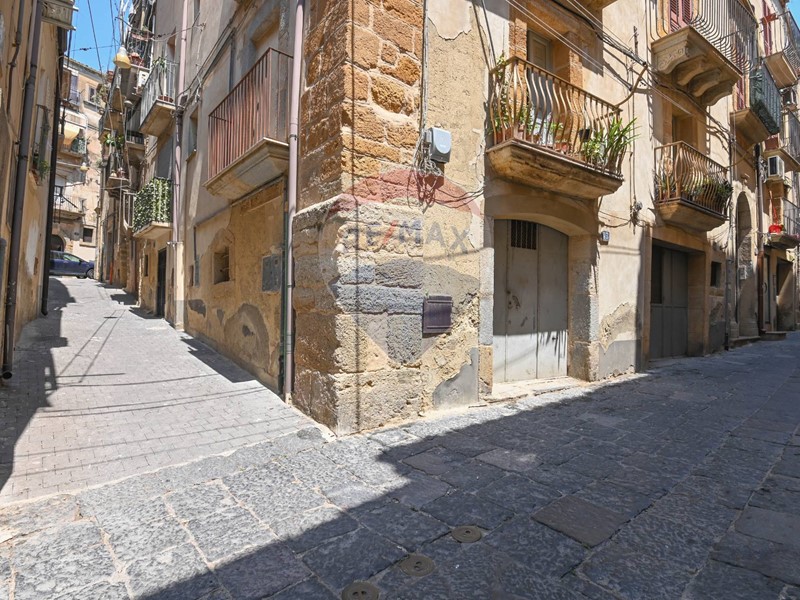 Quadrilocale in Vendita a Caltagirone, 27'000€, 133 m²