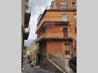 Casa Indipendente in Vendita a Piazza Armerina, 60'000&euro;, 200 m²
