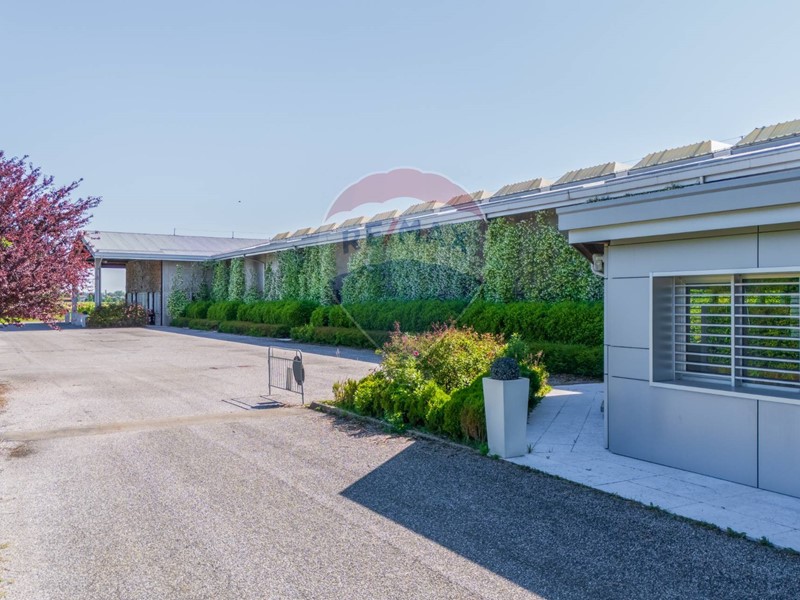 Immobile commerciale in Vendita a Carpi, 2'800'000&euro;, 2000 m²