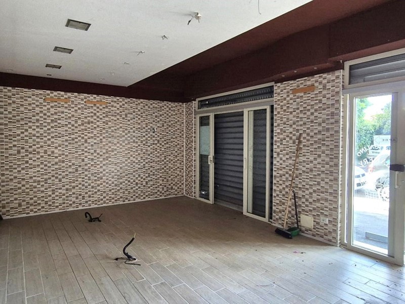 Negozio in Affitto a Napoli, 850&euro;, 45 m²