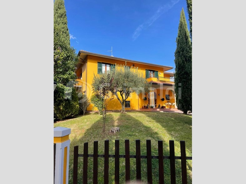 Casa Indipendente in Vendita a Bettona, 595'000€, 490 m²