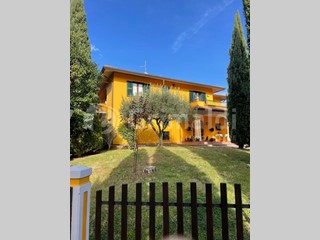 Casa Indipendente in Vendita a Bettona, 595'000€, 490 m²