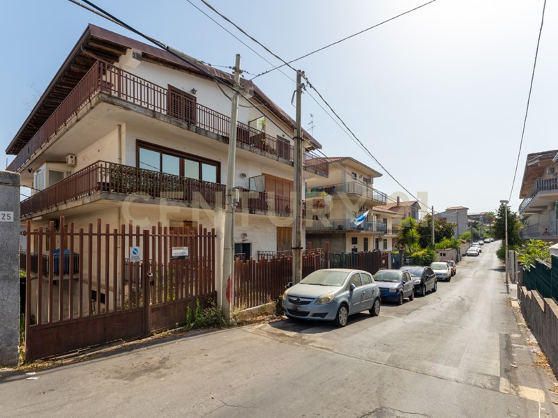 Appartamento in Vendita a Catania, 128'000€, 145 m², con Box
