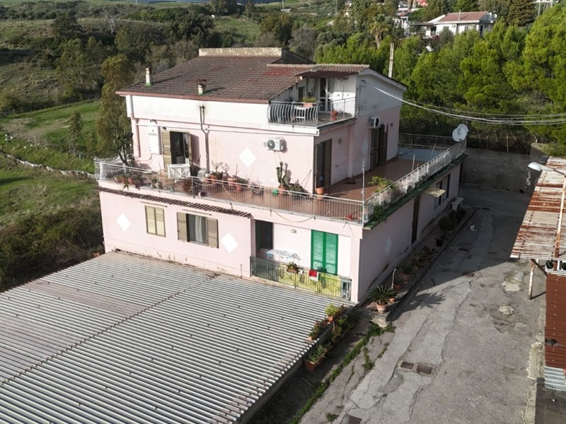 Casa Indipendente in Vendita a Giffoni Valle Piana, 350 m²
