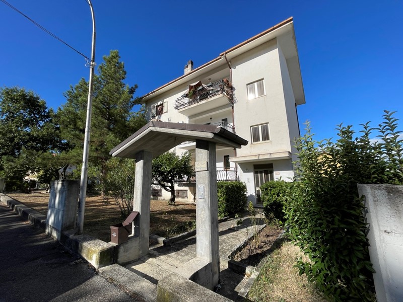 Appartamento in Vendita a San Valentino in Abruzzo Citeriore, zona Centro, 110'000&euro;, 119 m², con Box