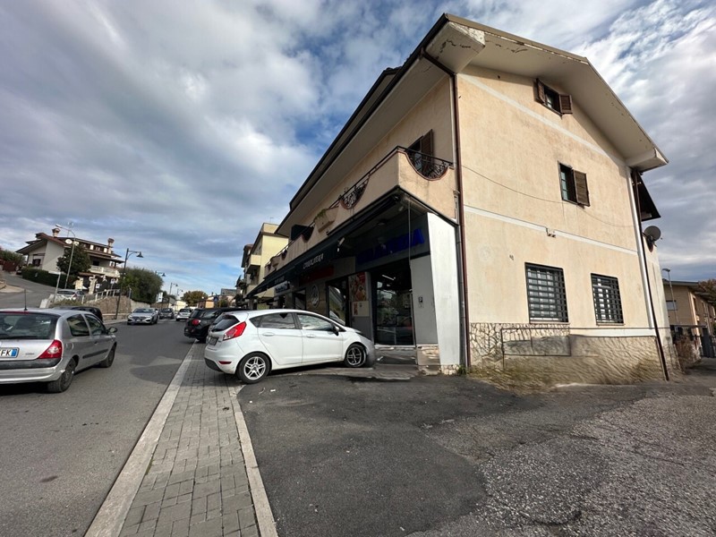 Immobile commerciale in Vendita a Fonte Nuova, 379'000€, 400 m²