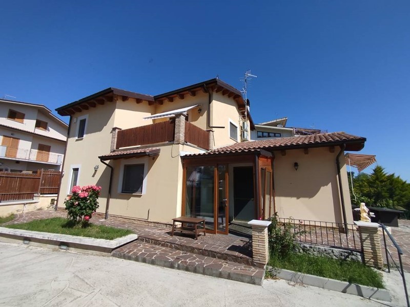 Casa Indipendente in Vendita a San Martino sulla Marrucina, zona centro, 260'000&euro;, 170 m², con Box