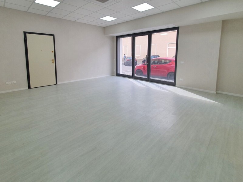 Immobile commerciale in Vendita a Brescia, zona CITTA' - Zona Ovest, 98'000&euro;, 60 m²