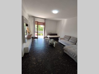 Appartamento in Affitto a Carrara, zona Marina di Carrara, 1'200&euro;, 104 m², arredato