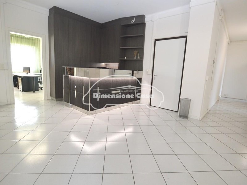 Ufficio in Affitto a Lucca, zona Arancio, 2'000&euro;, 200 m²