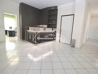 Ufficio in Affitto a Lucca, zona Arancio, 2'000&euro;, 200 m²