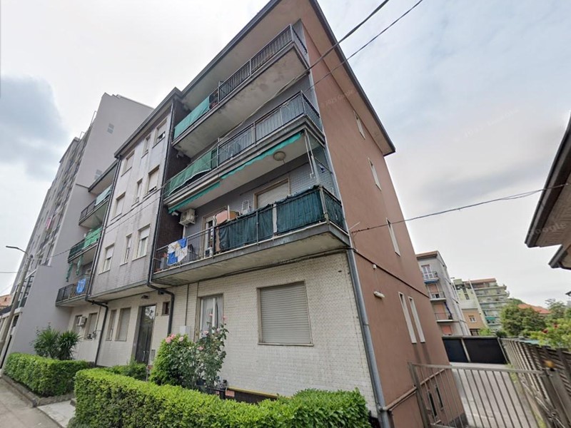 Quadrilocale in Vendita a Limbiate, 97'500&euro;, 85 m², con Box