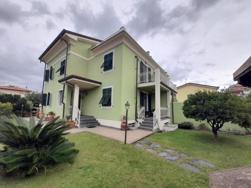 Villa bifamiliare in Vendita a Carrara, zona Marina di Carrara, 698'000&euro;, 270 m², arredato