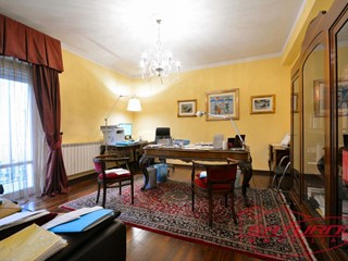 Appartamento in Vendita a Lucca, zona Sant'Anna, 370'000€, 220 m²